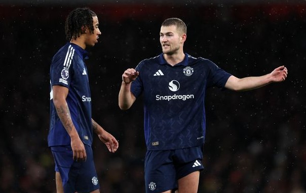 เดอ ลิกต์ อวย โยโร่ คุณสมบัติครบถ้วนกองหลังยุคใหม่