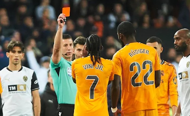 ต้องสู้ในลีกโสโครก! สื่อ มาดริด โวยหนักหลัง วินิซิอุส โดนแดง